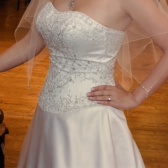 Sweetheart A-line strapless Wedding gown with Train, embroidery, sequins,size 10 - Picture 6 of 17